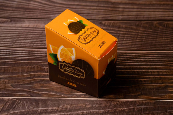 Caixa de Pastilha 70g ao leite c/laranja